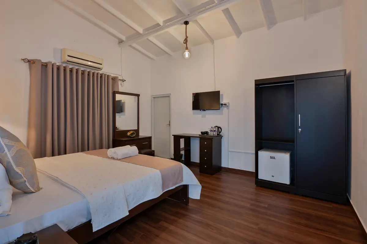 King Room with high ceilings, wardrobe and work desk