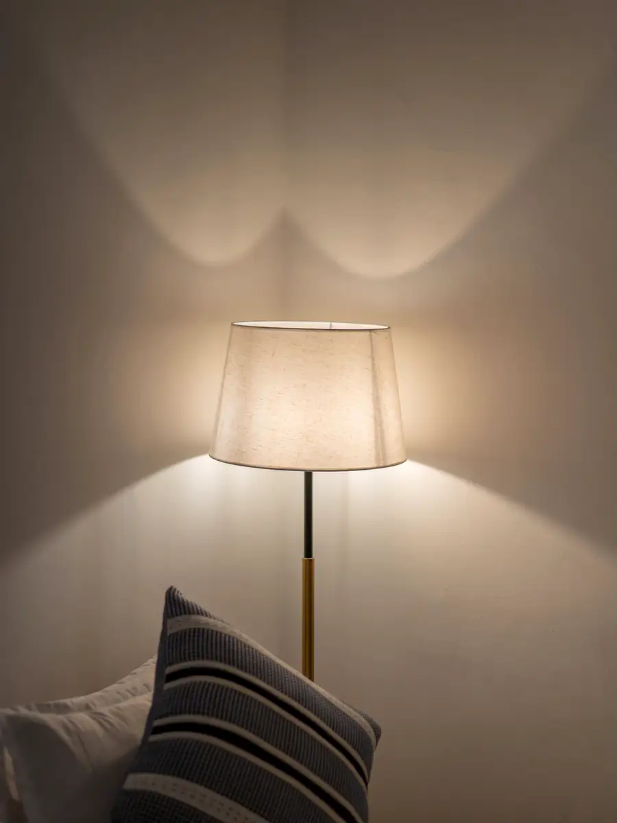 Corner reading light