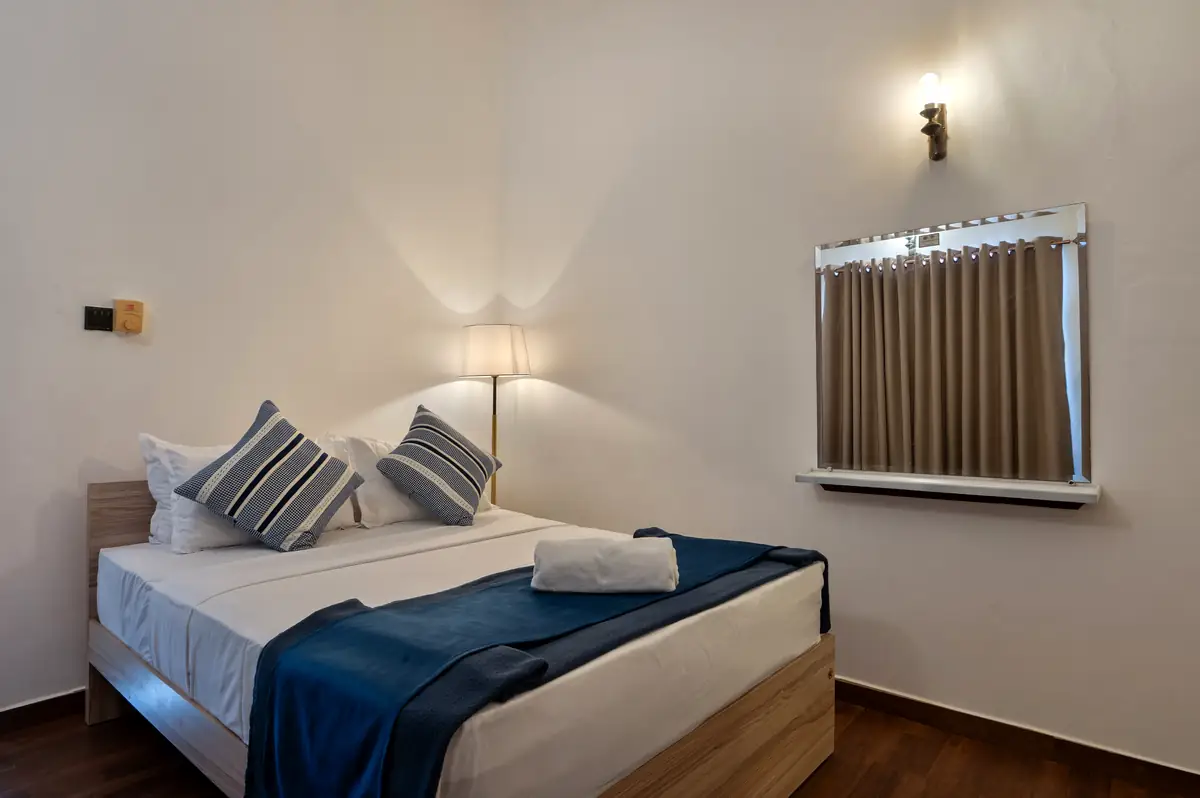 Deluxe Queen room with queen bed and navy accents