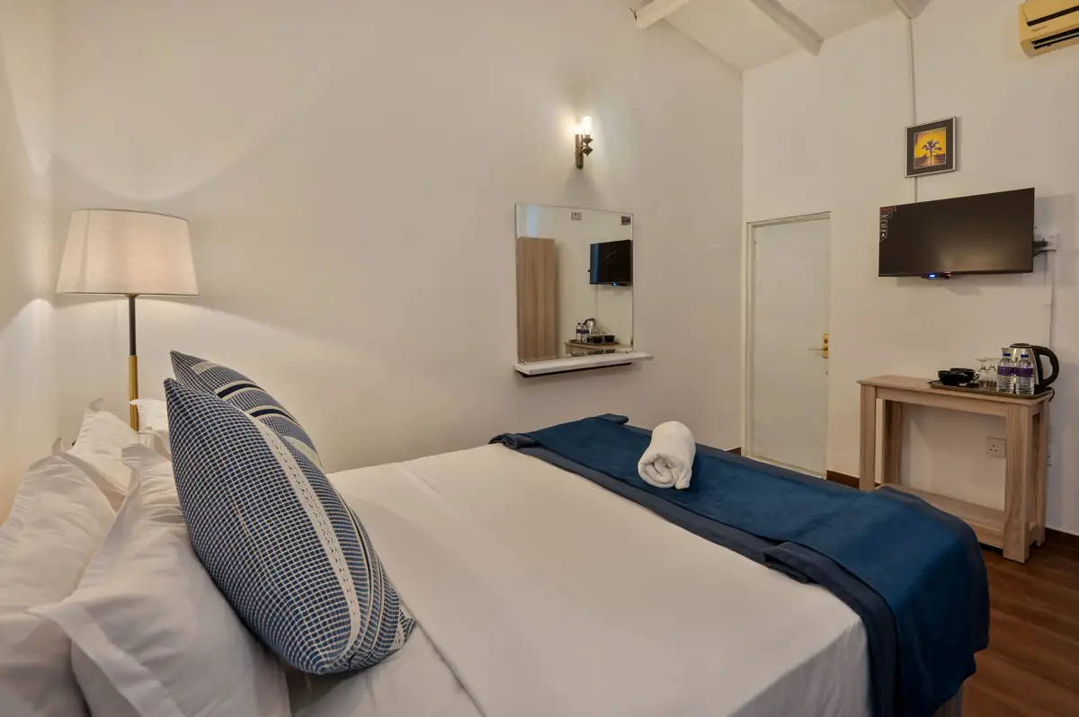 Deluxe Queen room with smart TV and tea station